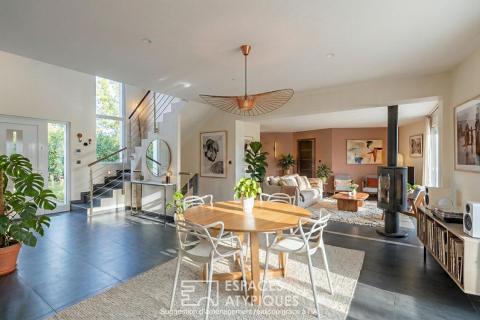 Maison contemporaine avec piscine et jardin