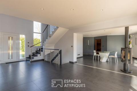 Maison contemporaine avec piscine et jardin