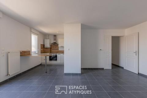 Dernier étage rénové et son balcon avec vue dégagée