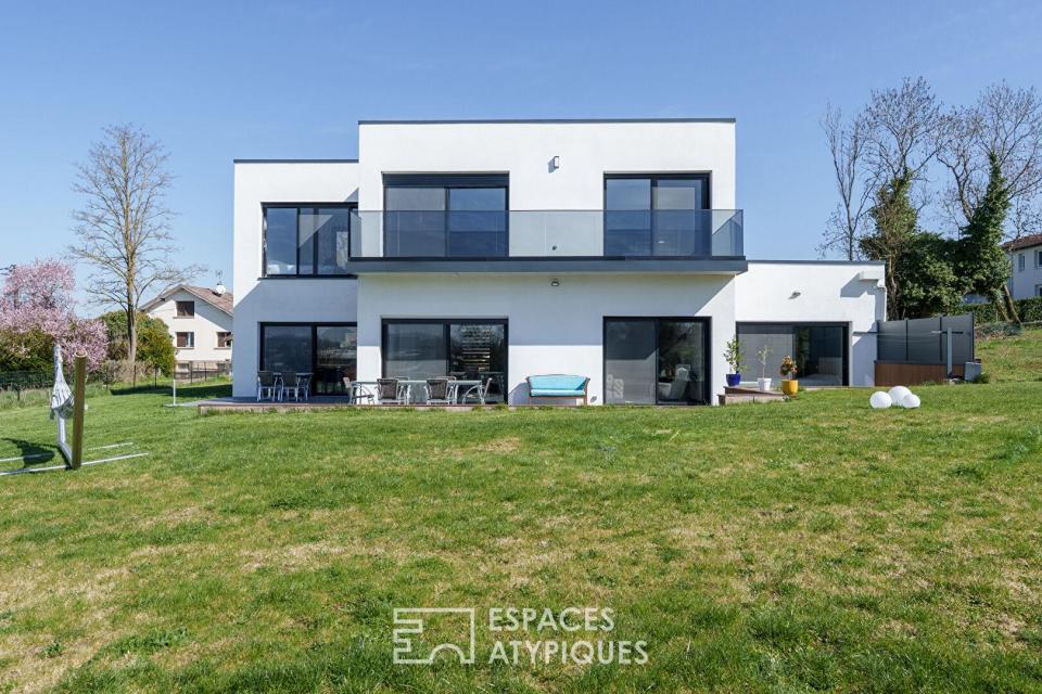 Maison d'architecte contemporaine avec vue sur les montagnes