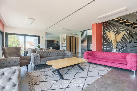 Maison d&rsquo;architecte contemporaine avec vue sur les montagnes