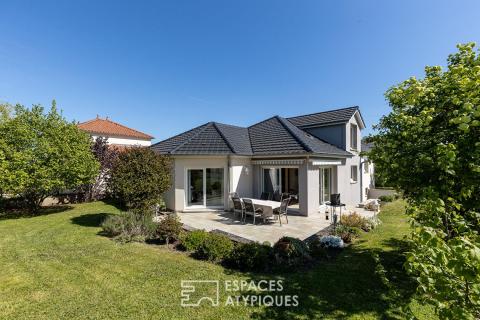 Maison contemporaine et son jardin ouvert sur la campagne