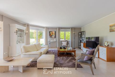 Maison contemporaine et son jardin ouvert sur la campagne