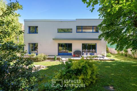 Maison d’architecte brutaliste et sa terrasse panoramique sur les hauteurs