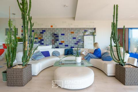 Maison d&rsquo;architecte brutaliste et sa terrasse panoramique sur les hauteurs