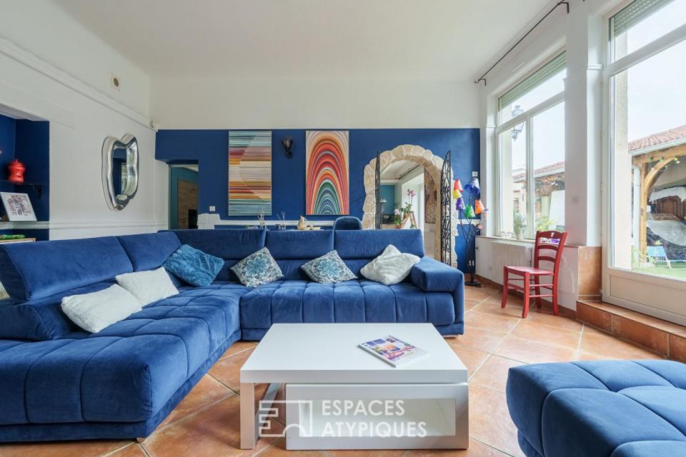 Ancienne école de village rénovée et sa cour intérieure