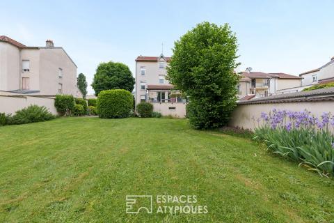 Maison de ville années 30 et son écrin de verdure
