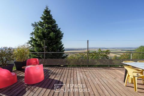 Maison au décor singulier et vue panoramique