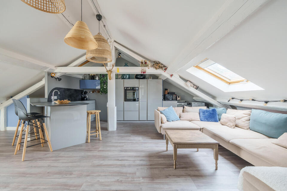 Appartement sous les toits à la charpente apparente