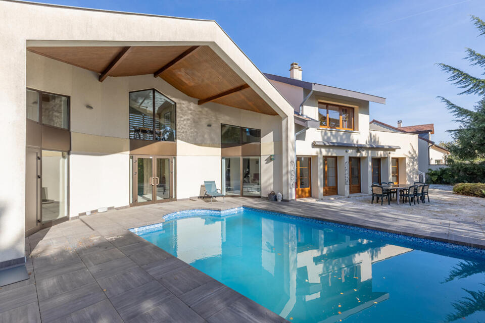 Villa d'architecte avec piscine et jardin