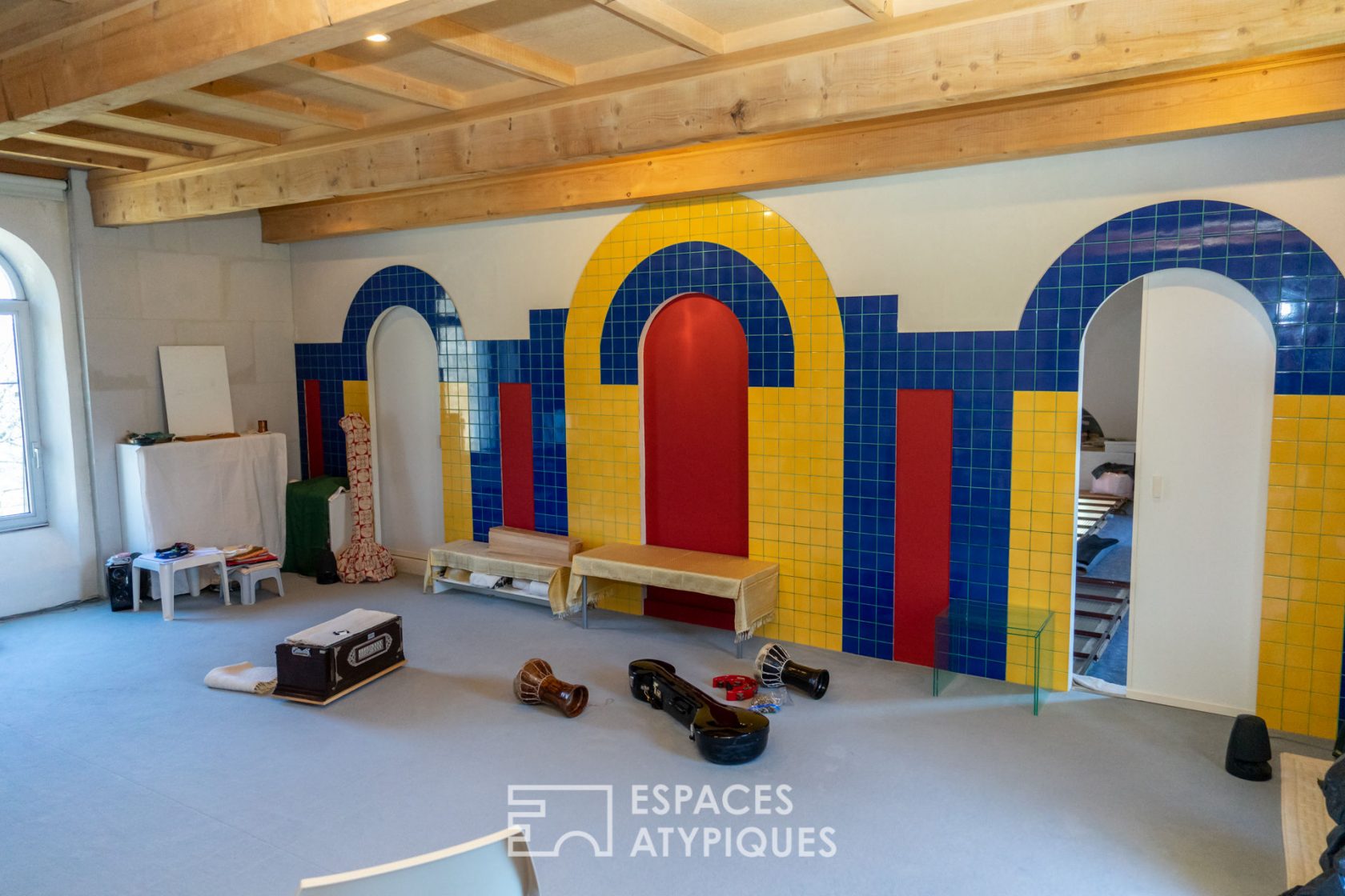 Ancien temple rénové en loft avec vue panoramique