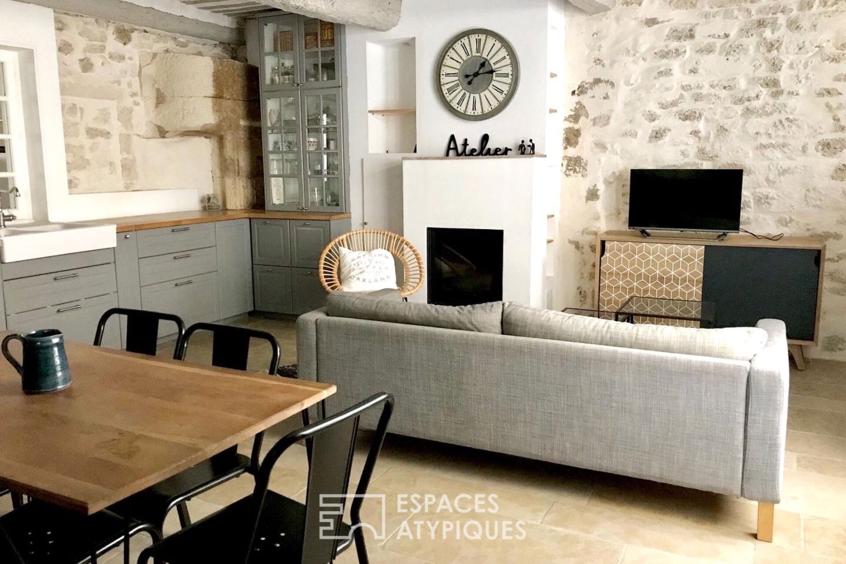 In the heart of Grignan, charming stone village house