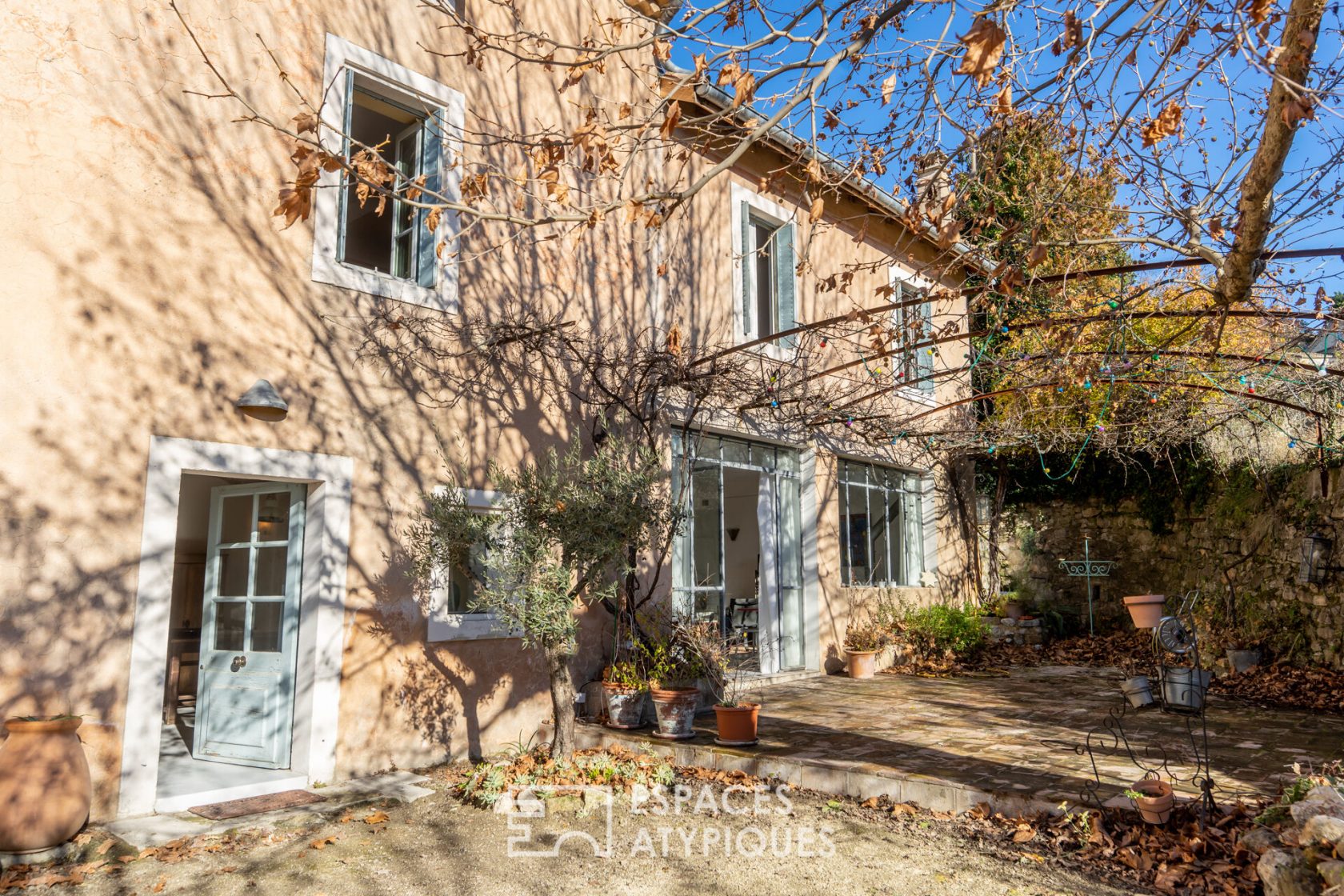 Charming country house in the shade of the plane trees