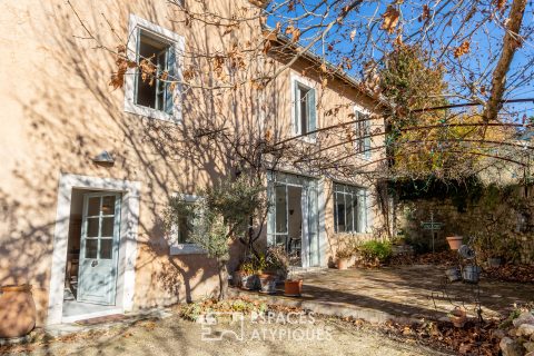 Charming country house in the shade of the plane trees