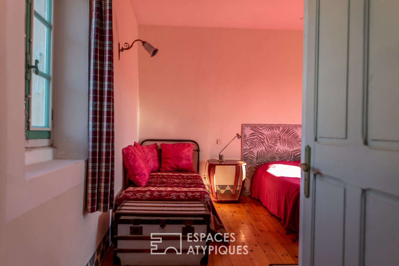 Charming country house in the shade of the plane trees