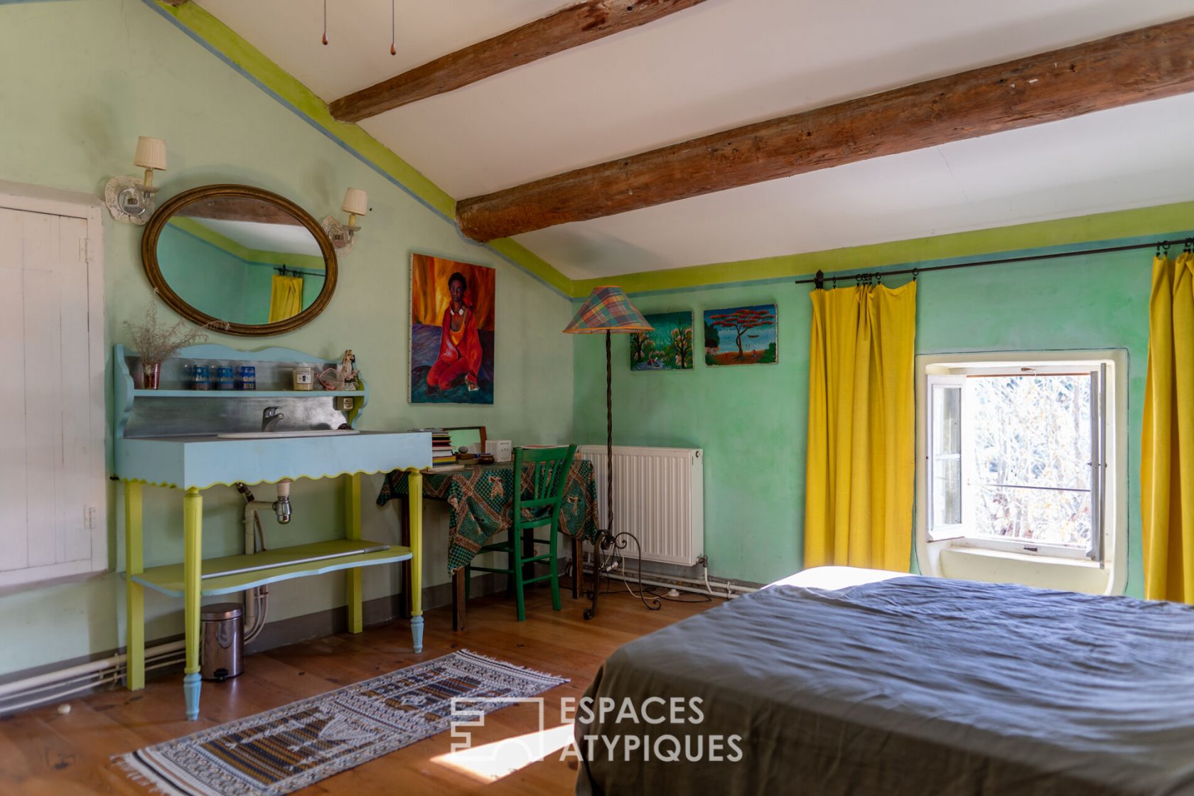Charming country house in the shade of the plane trees