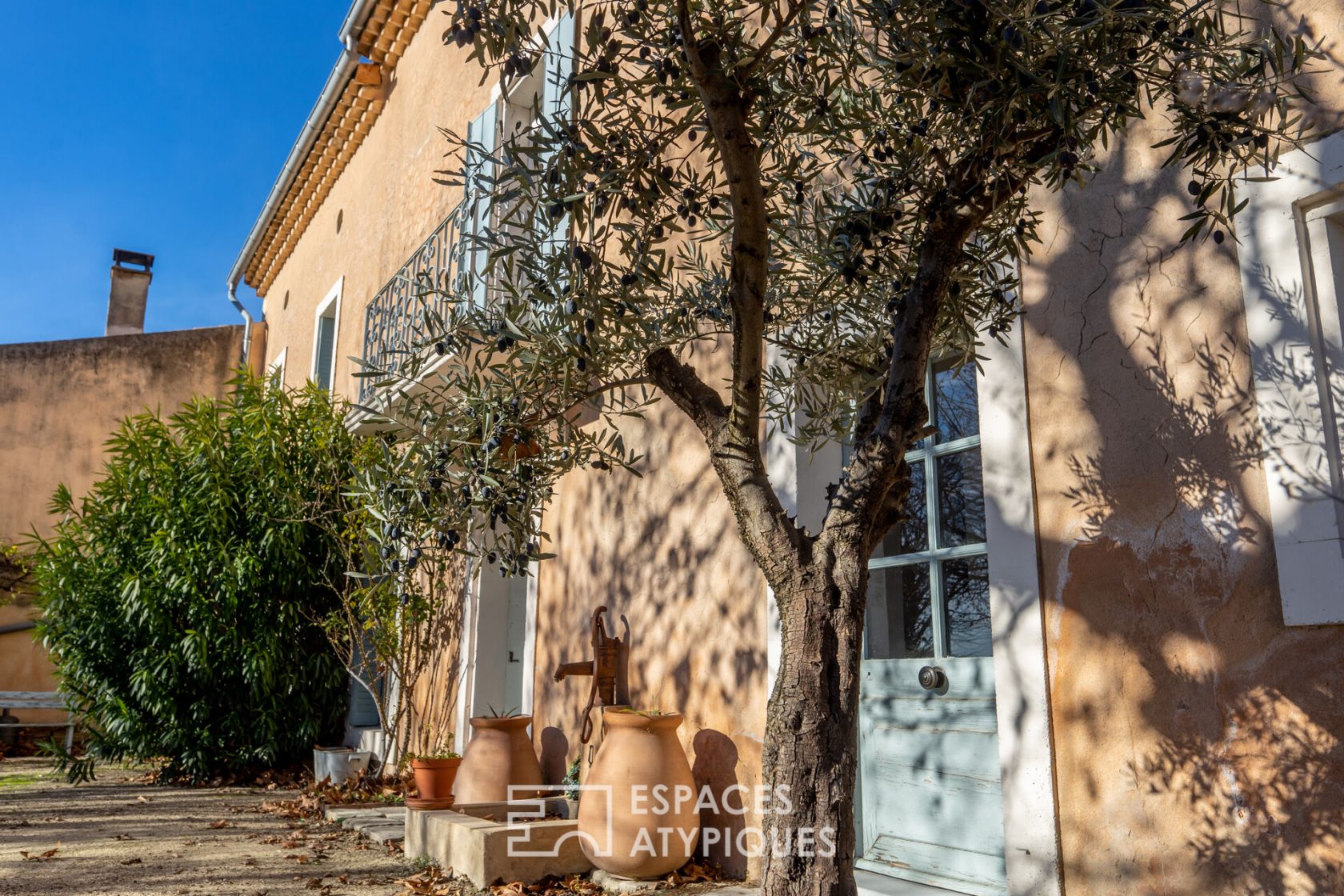 Charming country house in the shade of the plane trees