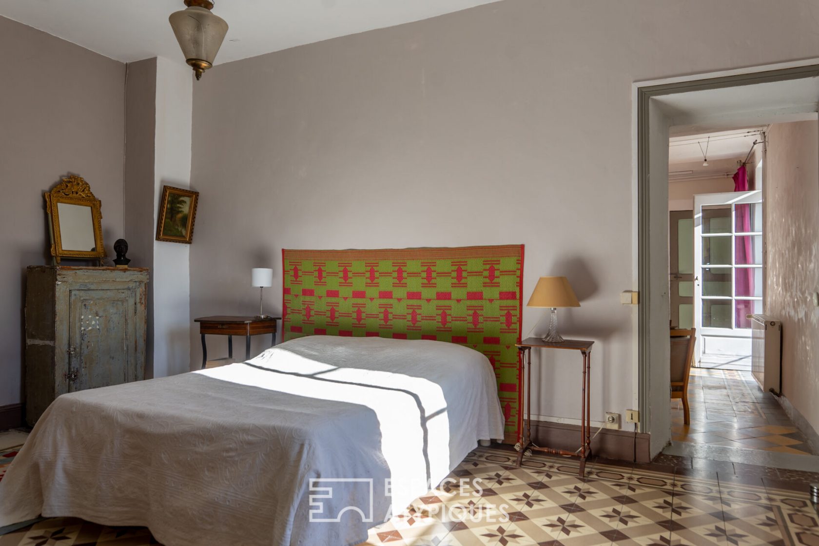 Charming country house in the shade of the plane trees