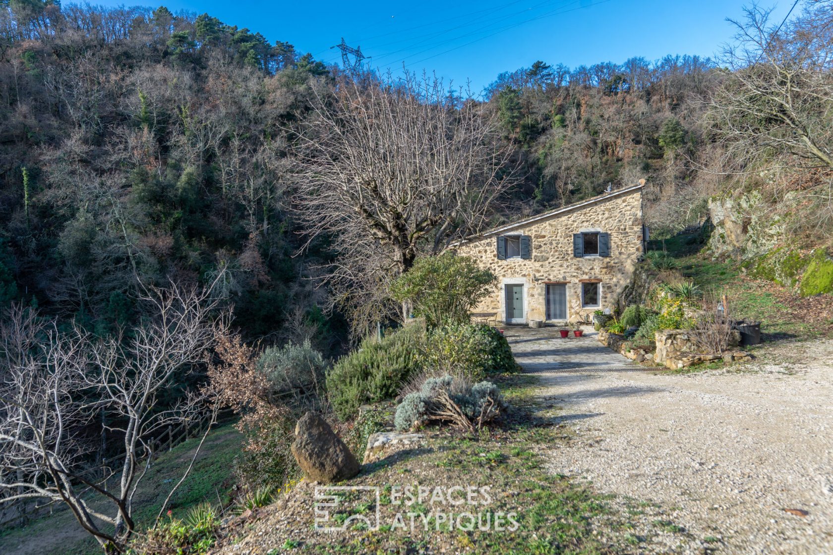 Rare, renovated house in a green setting 5mn from the centre of Saint-Péray