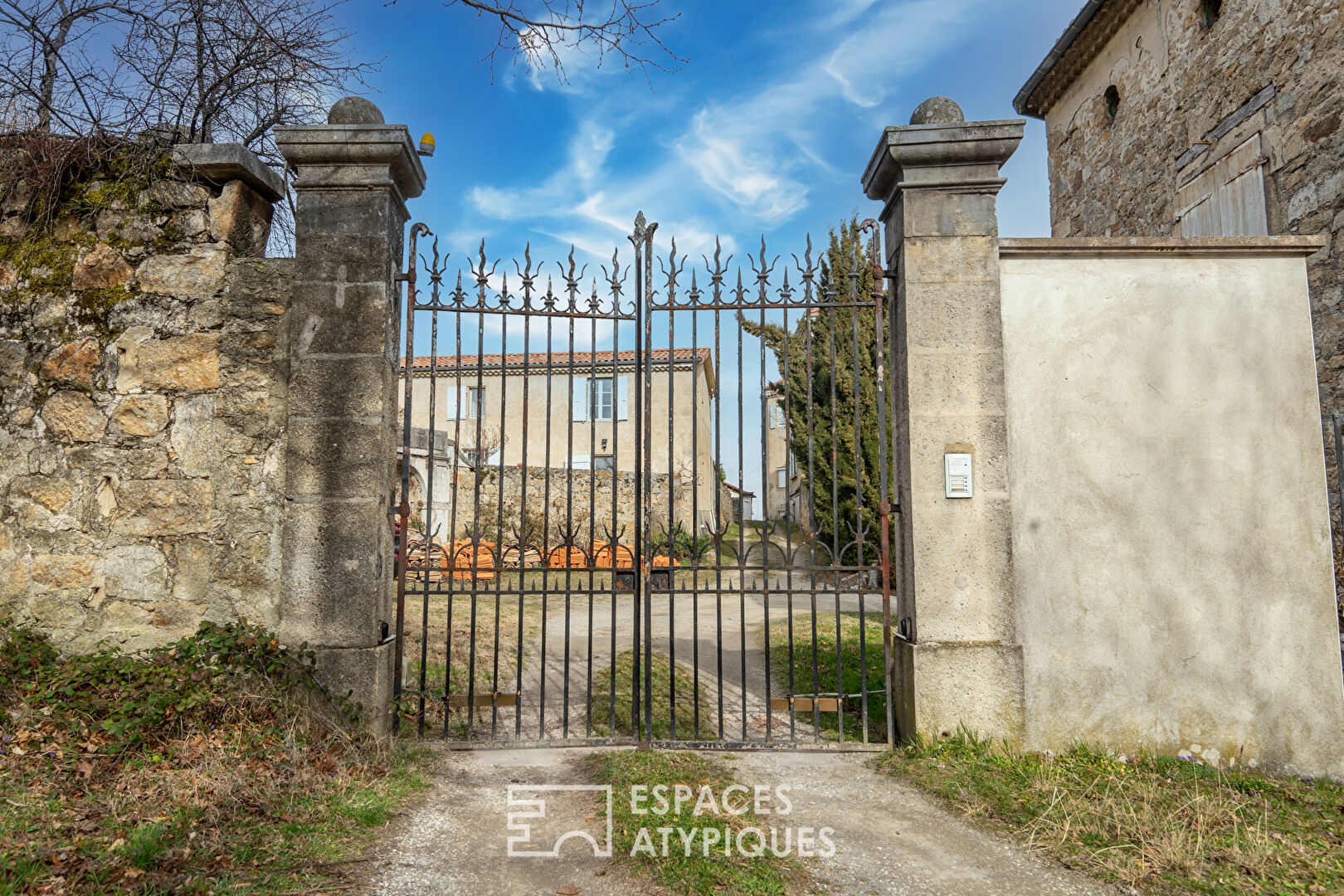 It is in its heart that you will share the serene life of a castle.