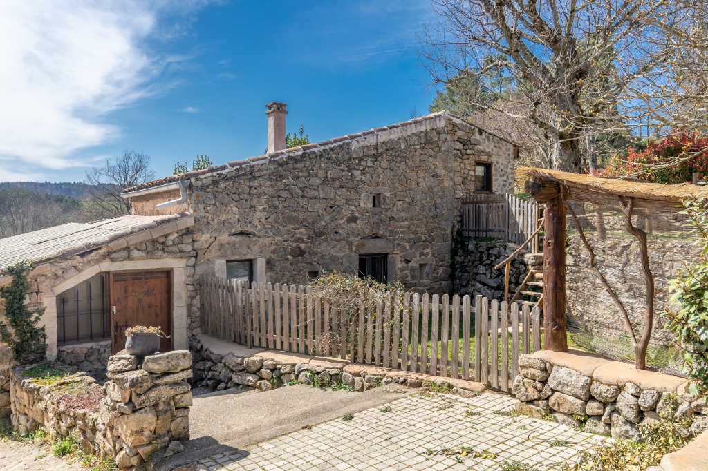 Un havre de paix pour ce hameau en Ardèche avec centre équestre