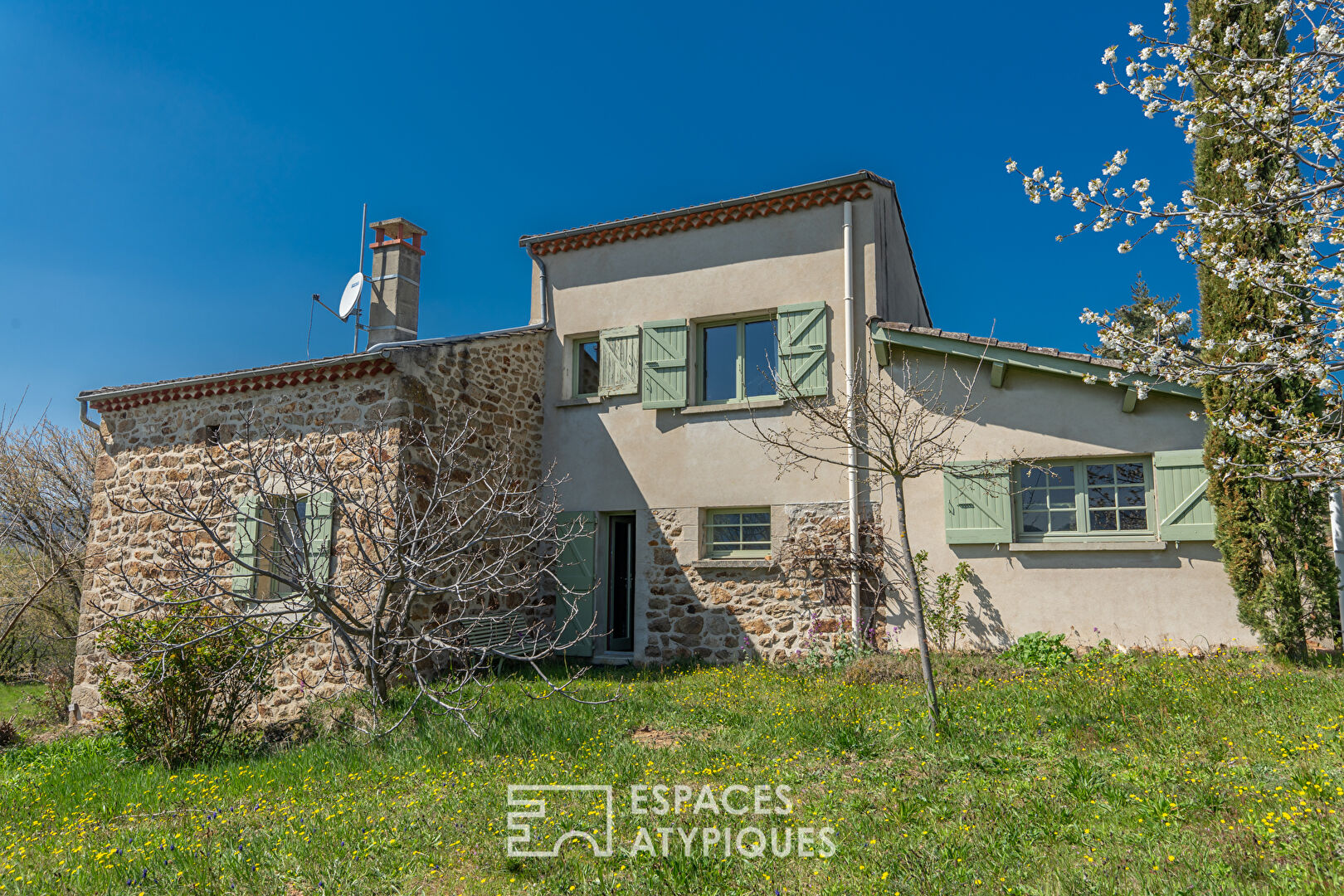 Maison de vigneron à réinventer avec vue sur les monts d’Ardèche .