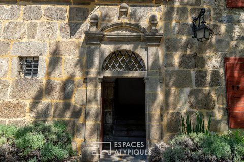 Exceptionnel en Ardèche verte cet hôtel particulier du 17ème siècle est  propice à de nombreux projets.
