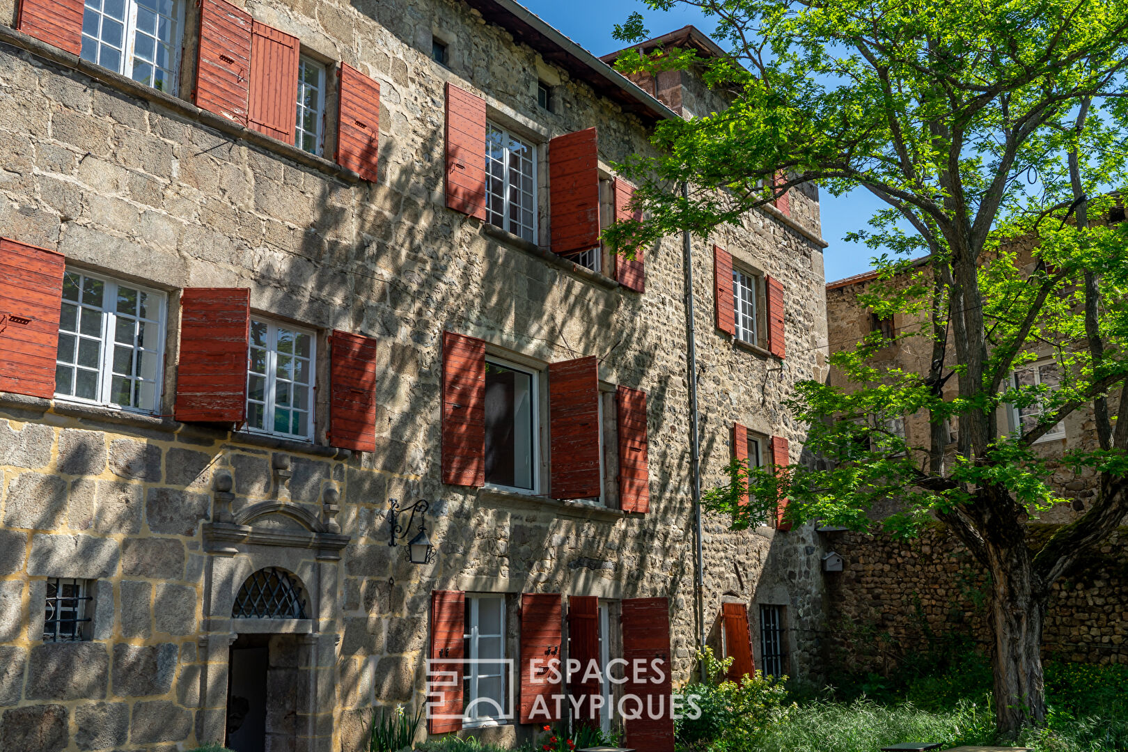 Exceptionnel en Ardèche verte cet hôtel particulier du 17ème siècle est  propice à de nombreux projets.