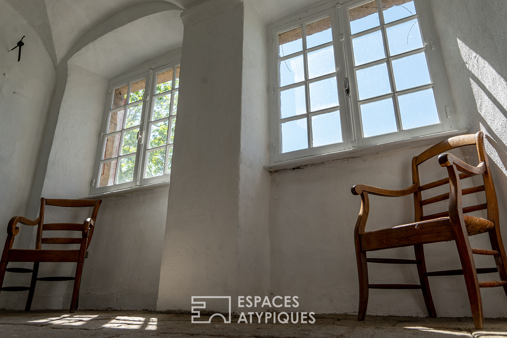 Exceptionnel en Ardèche verte cet hôtel particulier du 17ème siècle est  propice à de nombreux projets.