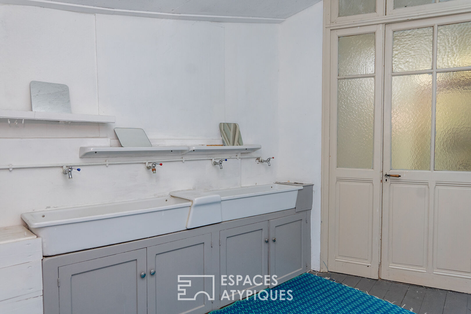 Exceptionnel en Ardèche verte cet hôtel particulier du 17ème siècle est  propice à de nombreux projets.
