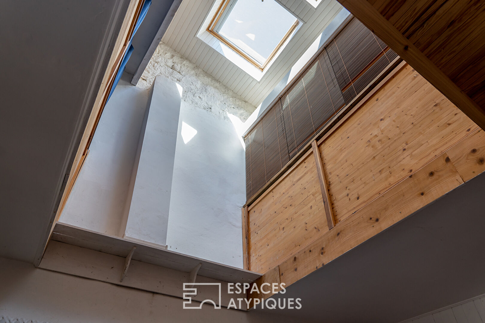 Exceptionnel en Ardèche verte cet hôtel particulier du 17ème siècle est  propice à de nombreux projets.