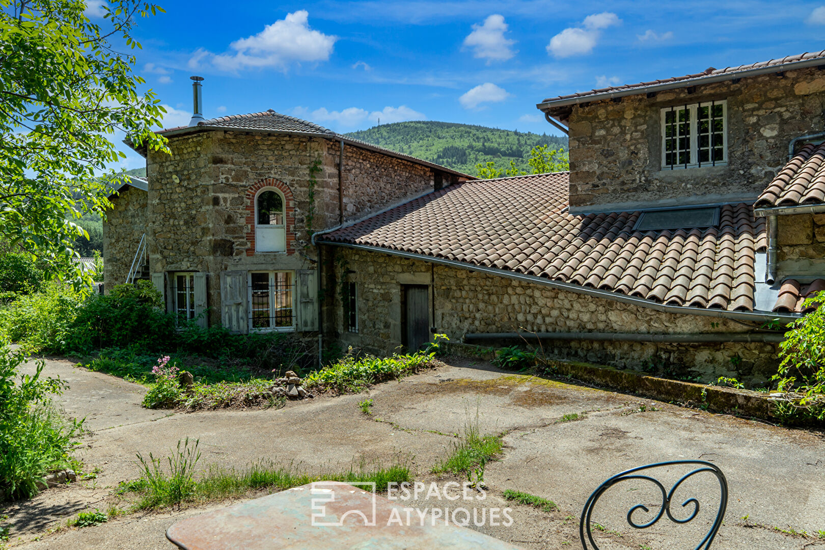 Exceptionnel en Ardèche verte cet hôtel particulier du 17ème siècle est  propice à de nombreux projets.