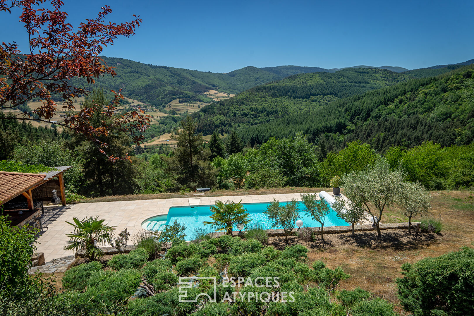 Villa isolée sur près d’un hectare offrant en toute quiétude une vue plongeante sur les monts d’Ardèche.