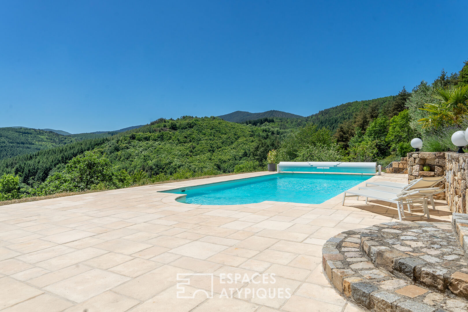 Villa isolée sur près d’un hectare offrant en toute quiétude une vue plongeante sur les monts d’Ardèche.