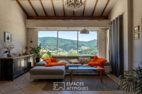 Villa isolée sur près d’un hectare offrant en toute quiétude une vue plongeante sur les monts d’Ardèche.