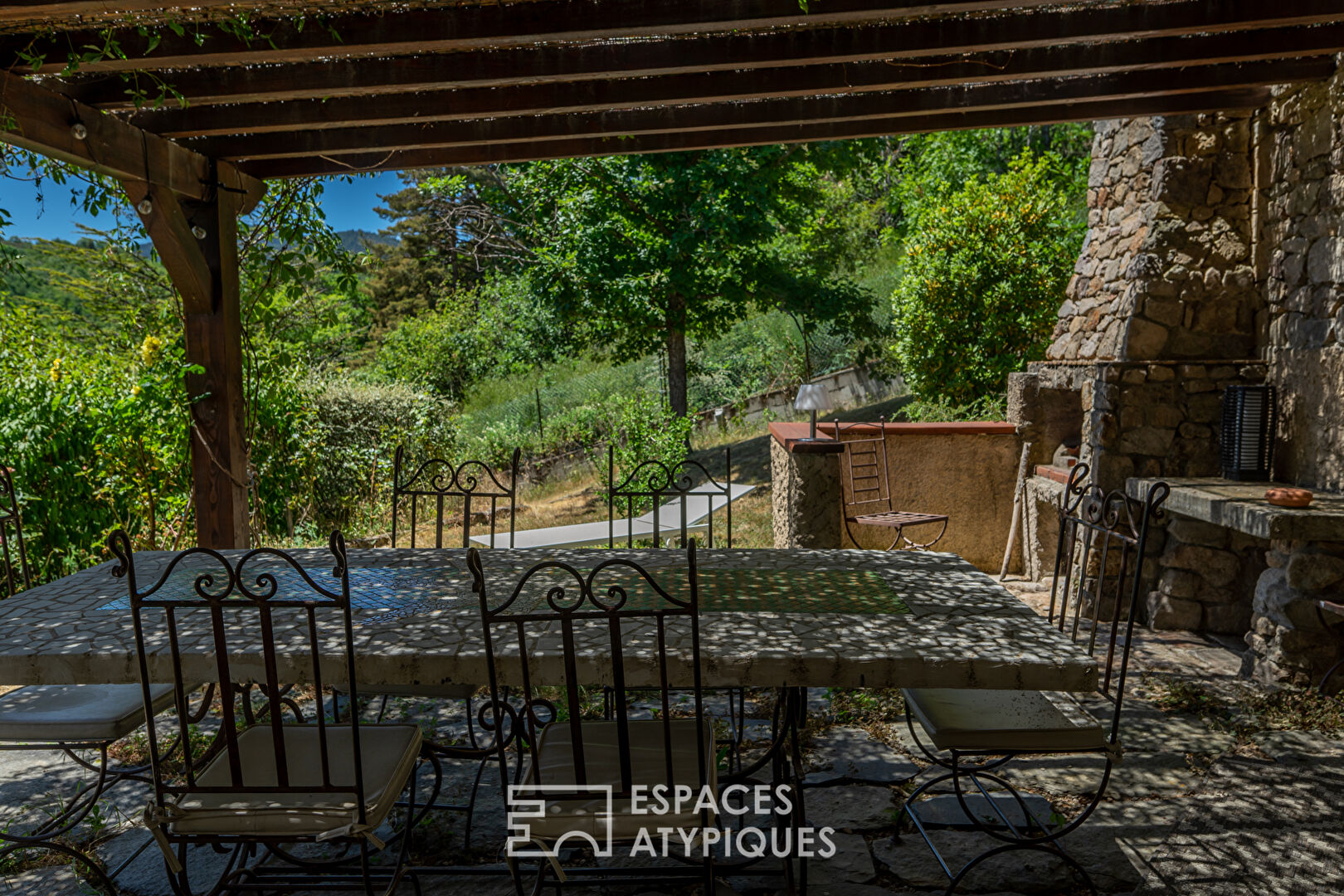 Villa isolée sur près d’un hectare offrant en toute quiétude une vue plongeante sur les monts d’Ardèche.