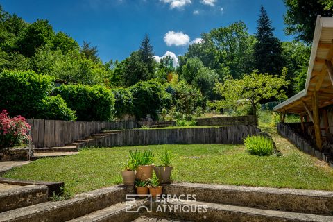 En Drôme, une discrète et surprenante maison de village.