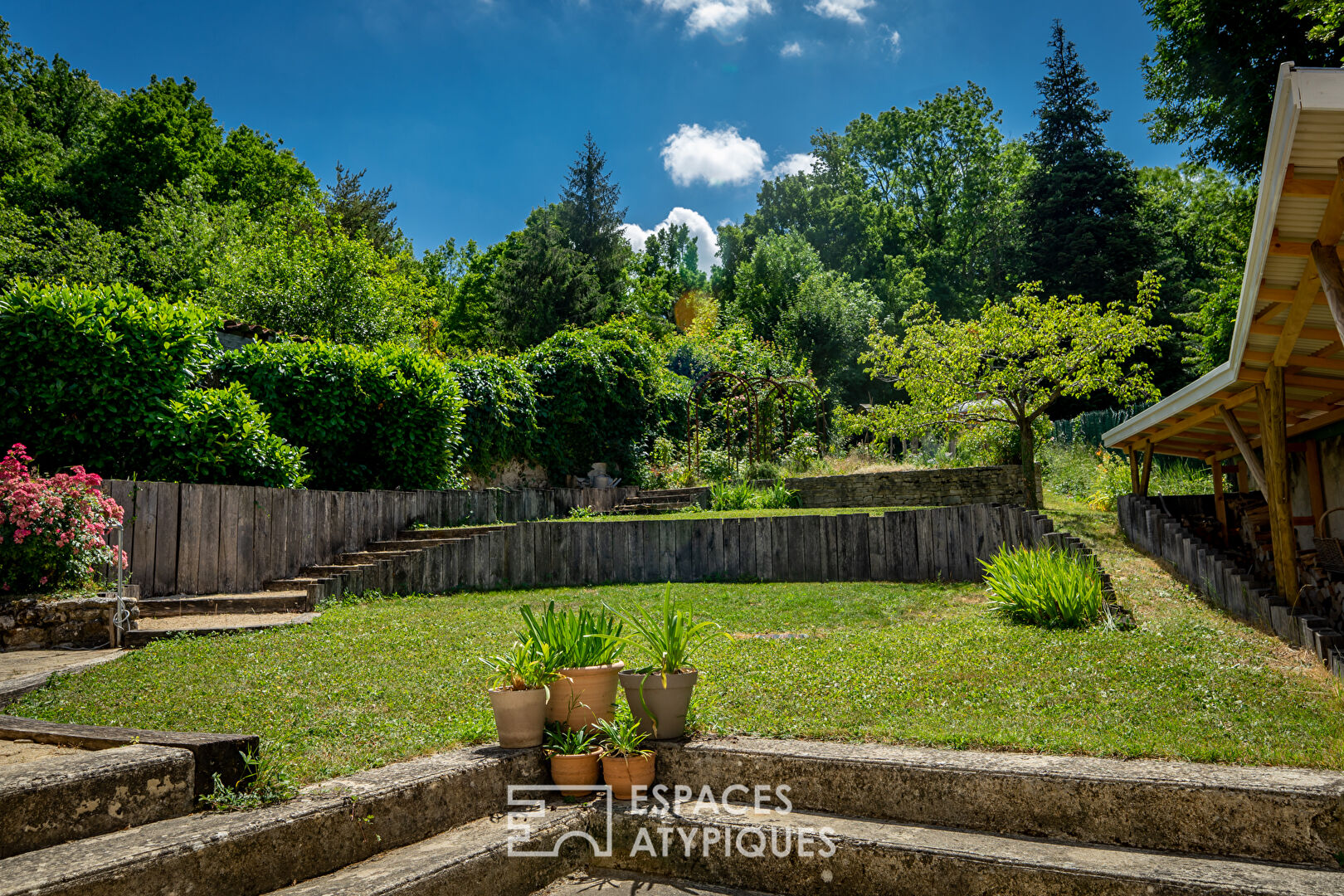 En Drôme, une discrète et surprenante maison de village.
