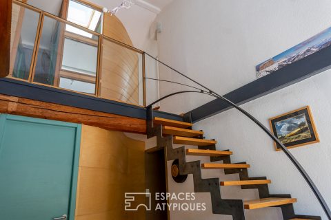 En Drôme, une discrète et surprenante maison de village.