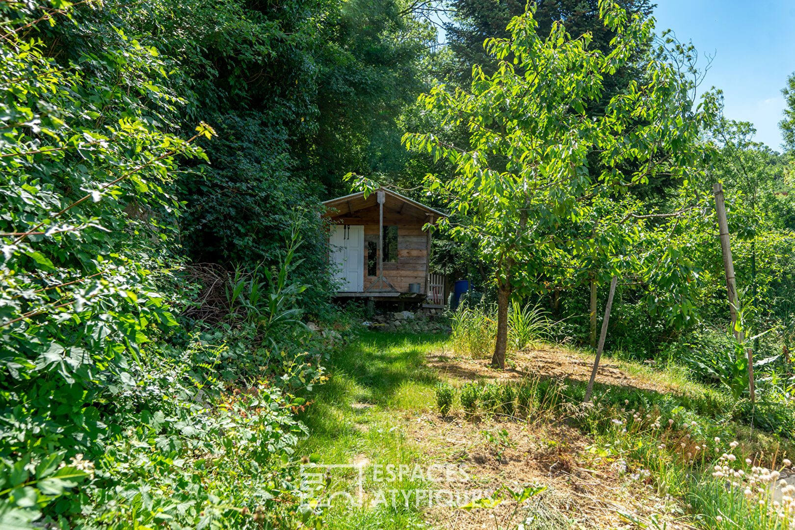 En Drôme, une discrète et surprenante maison de village.