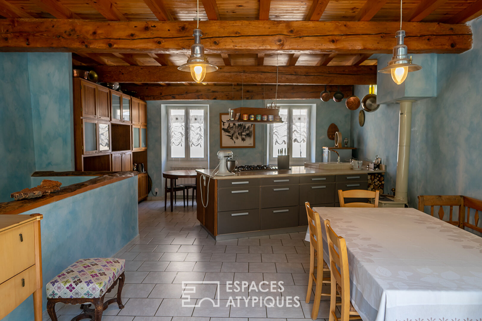 En Drôme, une discrète et surprenante maison de village.