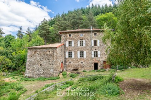 Plongé au coeur de l’Ardèche verte, cet ancien corps de ferme saurait satisfaire sur plus de 9 ha, vos désirs d’autonomie.