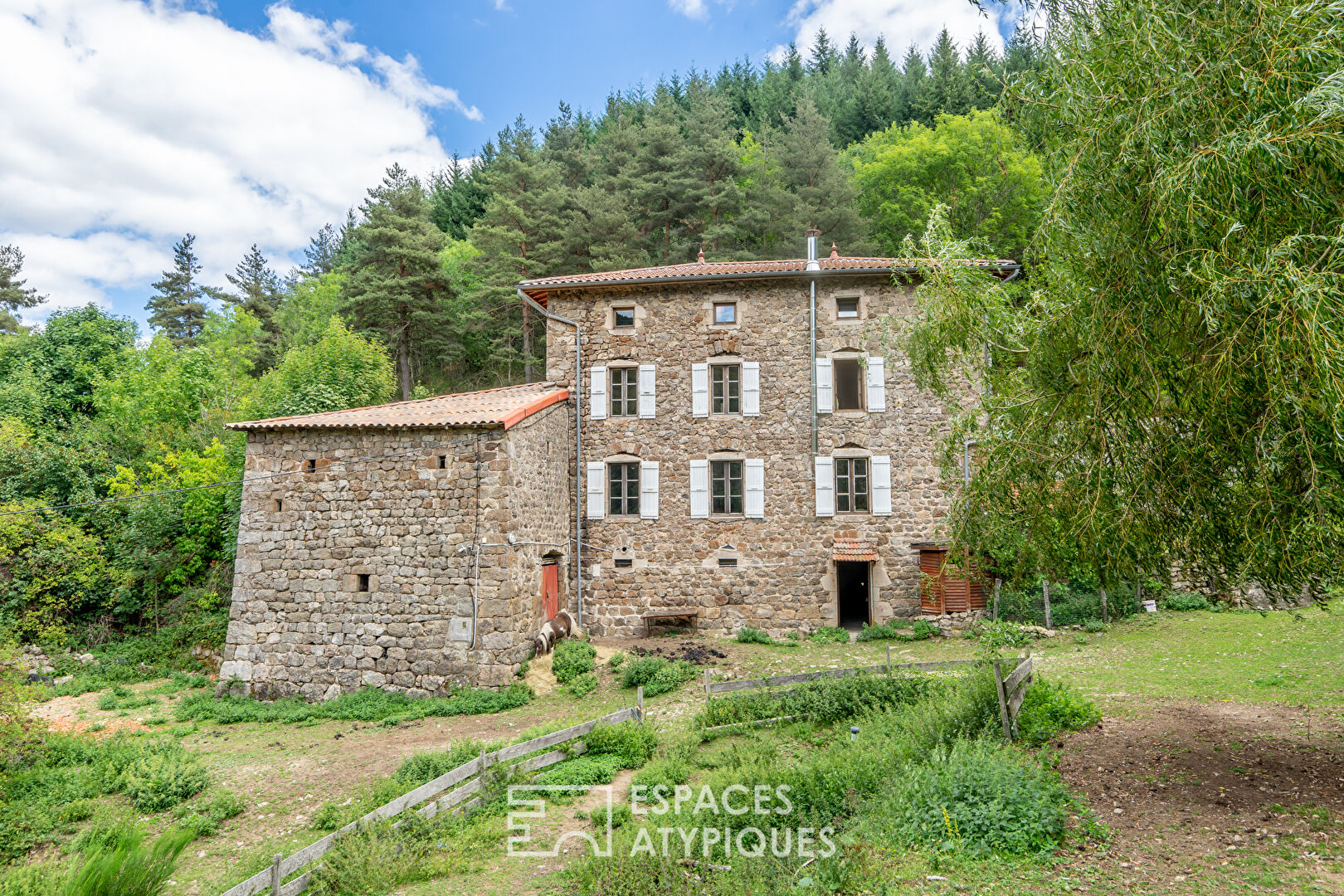 Plongé au coeur de l’Ardèche verte, cet ancien corps de ferme saurait satisfaire sur plus de 9 ha, vos désirs d’autonomie.