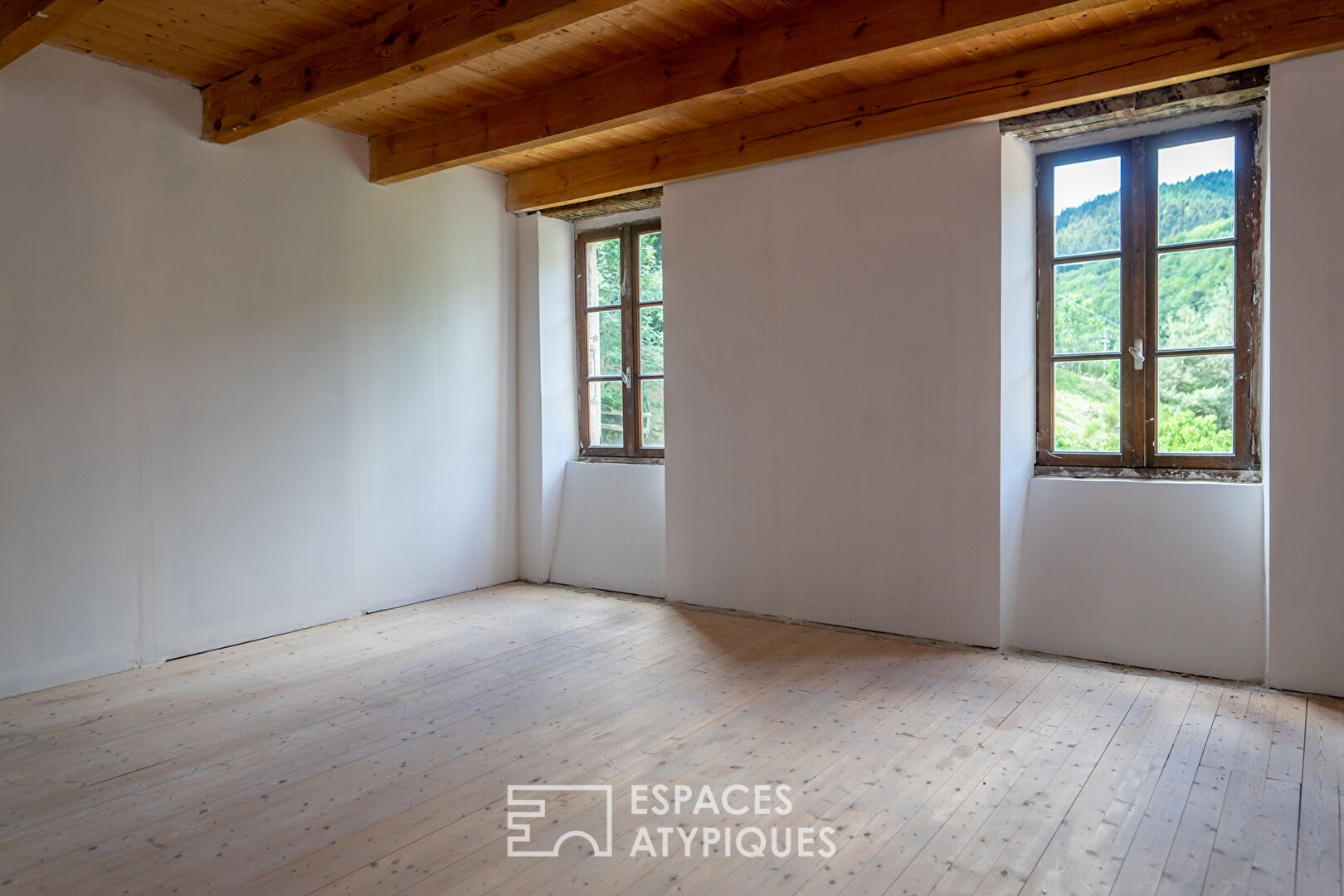 Plongé au coeur de l’Ardèche verte, cet ancien corps de ferme saurait satisfaire sur plus de 9 ha, vos désirs d’autonomie.