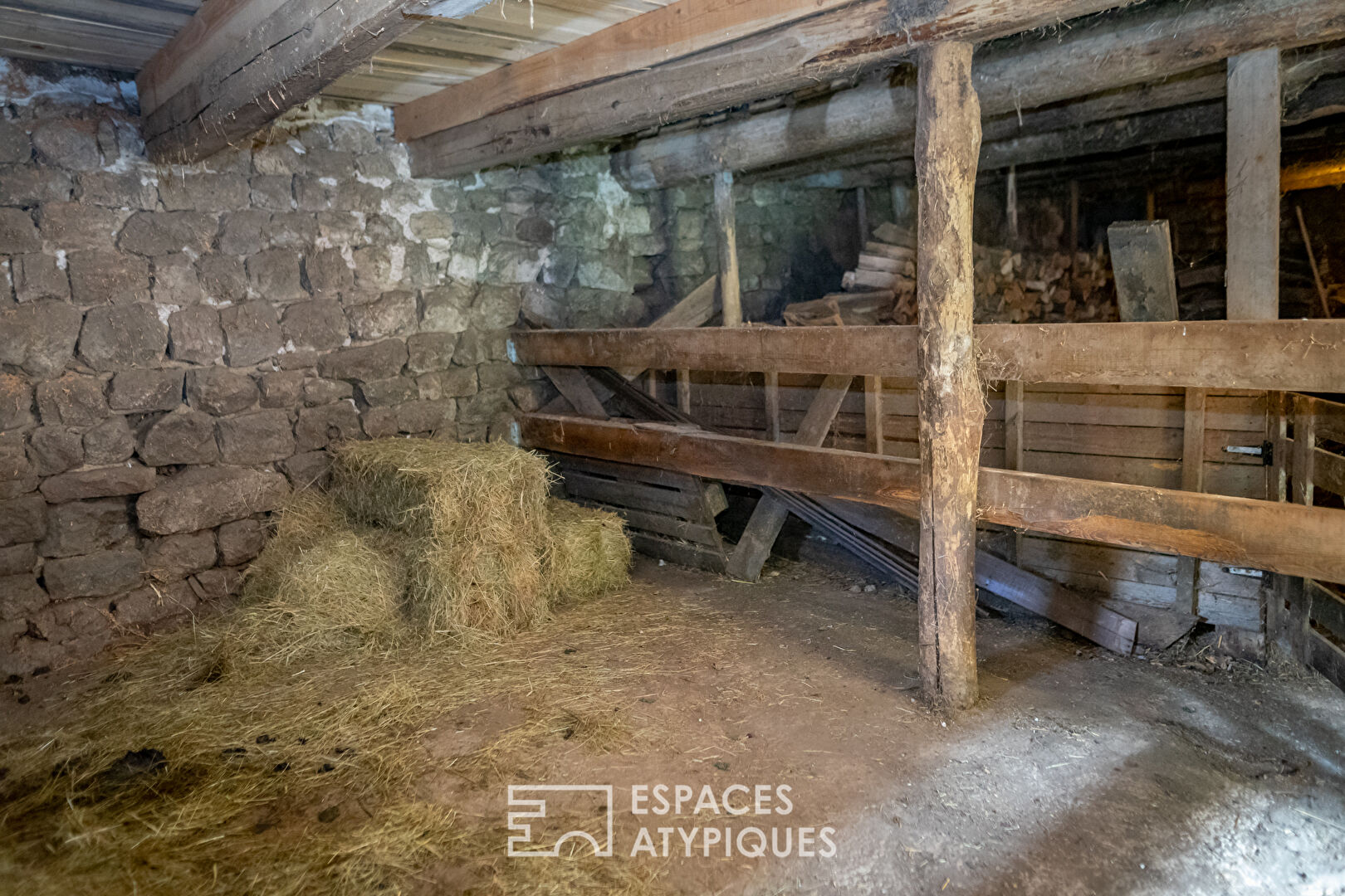 Plongé au coeur de l’Ardèche verte, cet ancien corps de ferme saurait satisfaire sur plus de 9 ha, vos désirs d’autonomie.