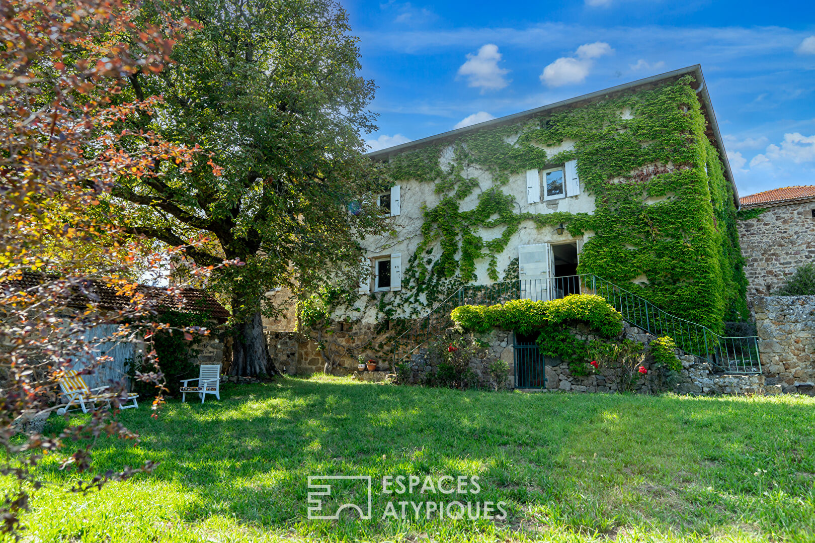 In a bucolic setting, this authentic 18th century residence evokes its history.