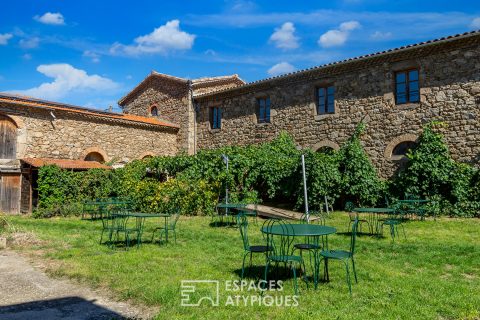 On nearly 7 hectares, the castle farm, with its atypical architecture, is home to many projects.