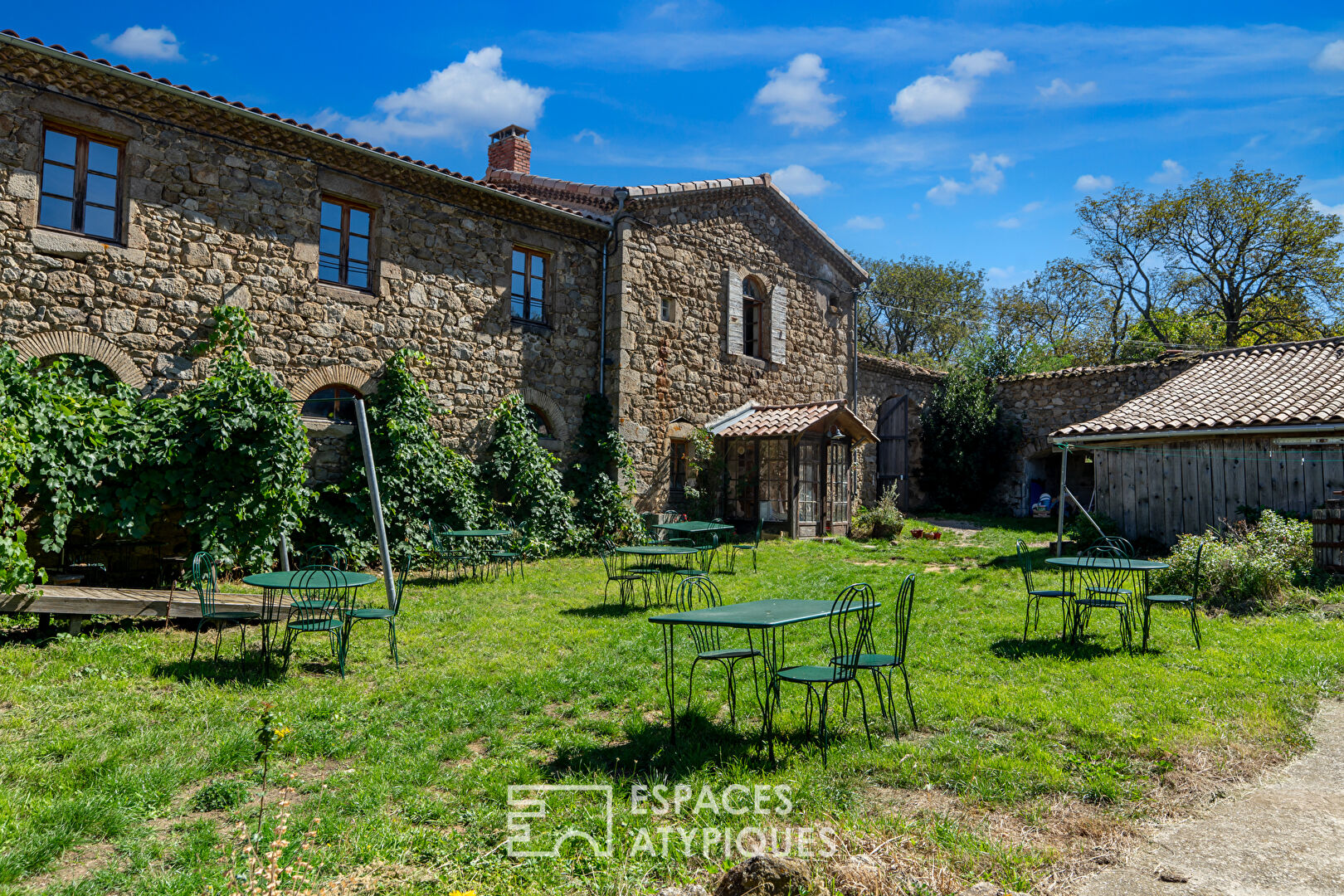 On nearly 7 hectares, the castle farm, with its atypical architecture, is home to many projects.