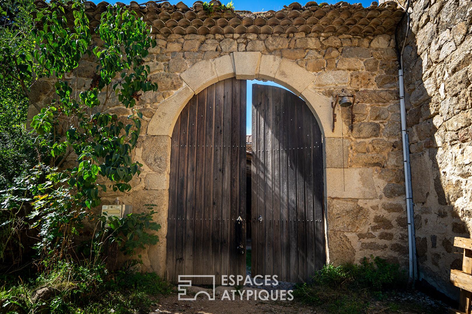 On nearly 7 hectares, the castle farm, with its atypical architecture, is home to many projects.
