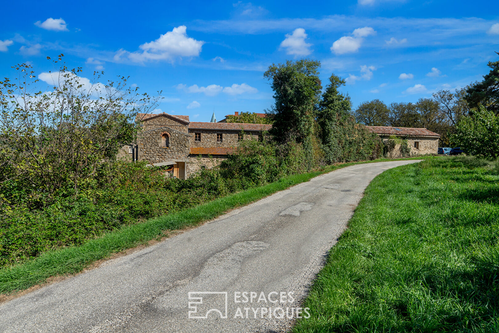 On nearly 7 hectares, the castle farm, with its atypical architecture, is home to many projects.